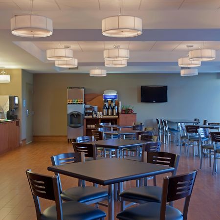 Holiday Inn Express Hotel & Suites Saint - Hyacinthe By Ihg Bagian luar foto