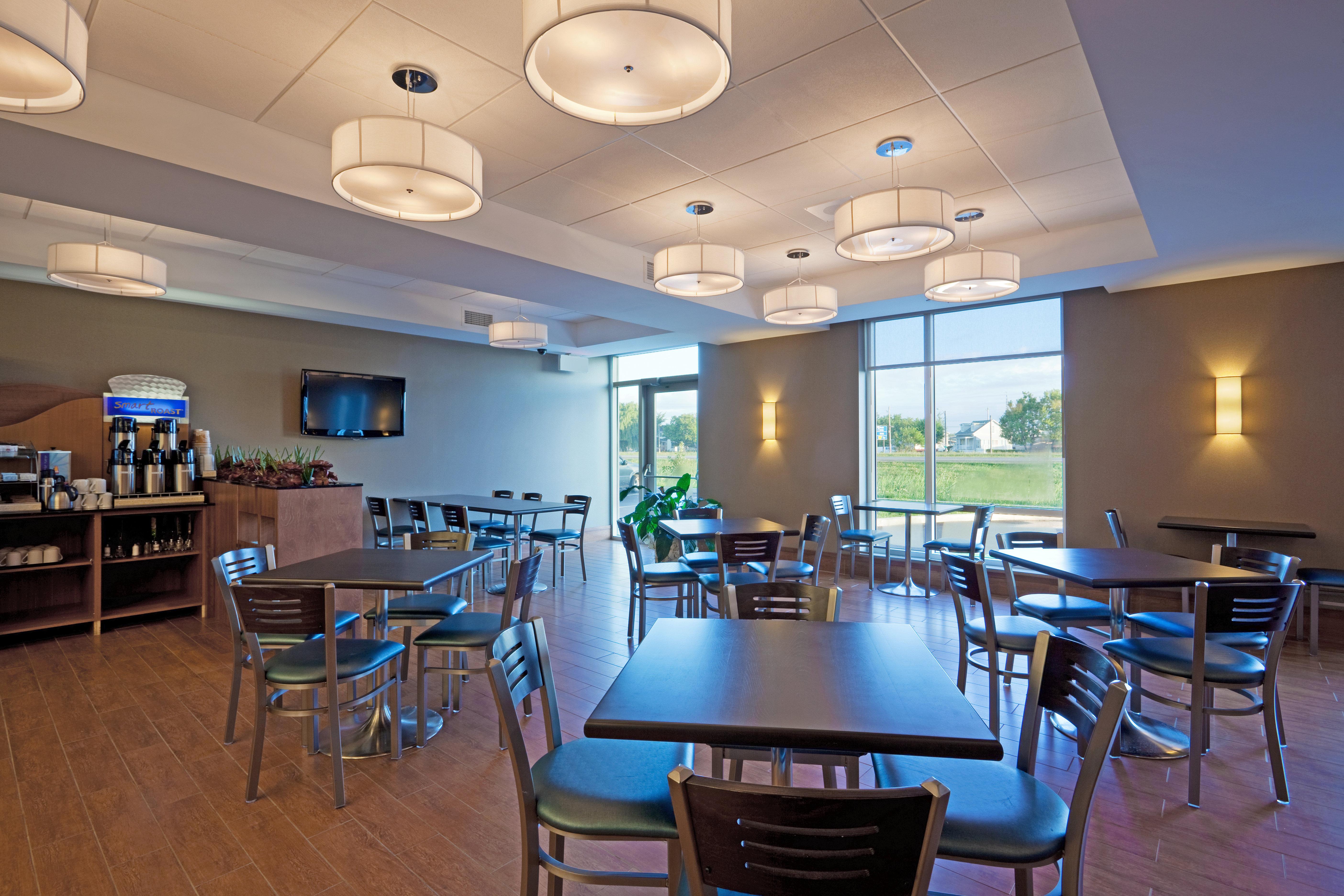 Holiday Inn Express Hotel & Suites Saint - Hyacinthe By Ihg Bagian luar foto