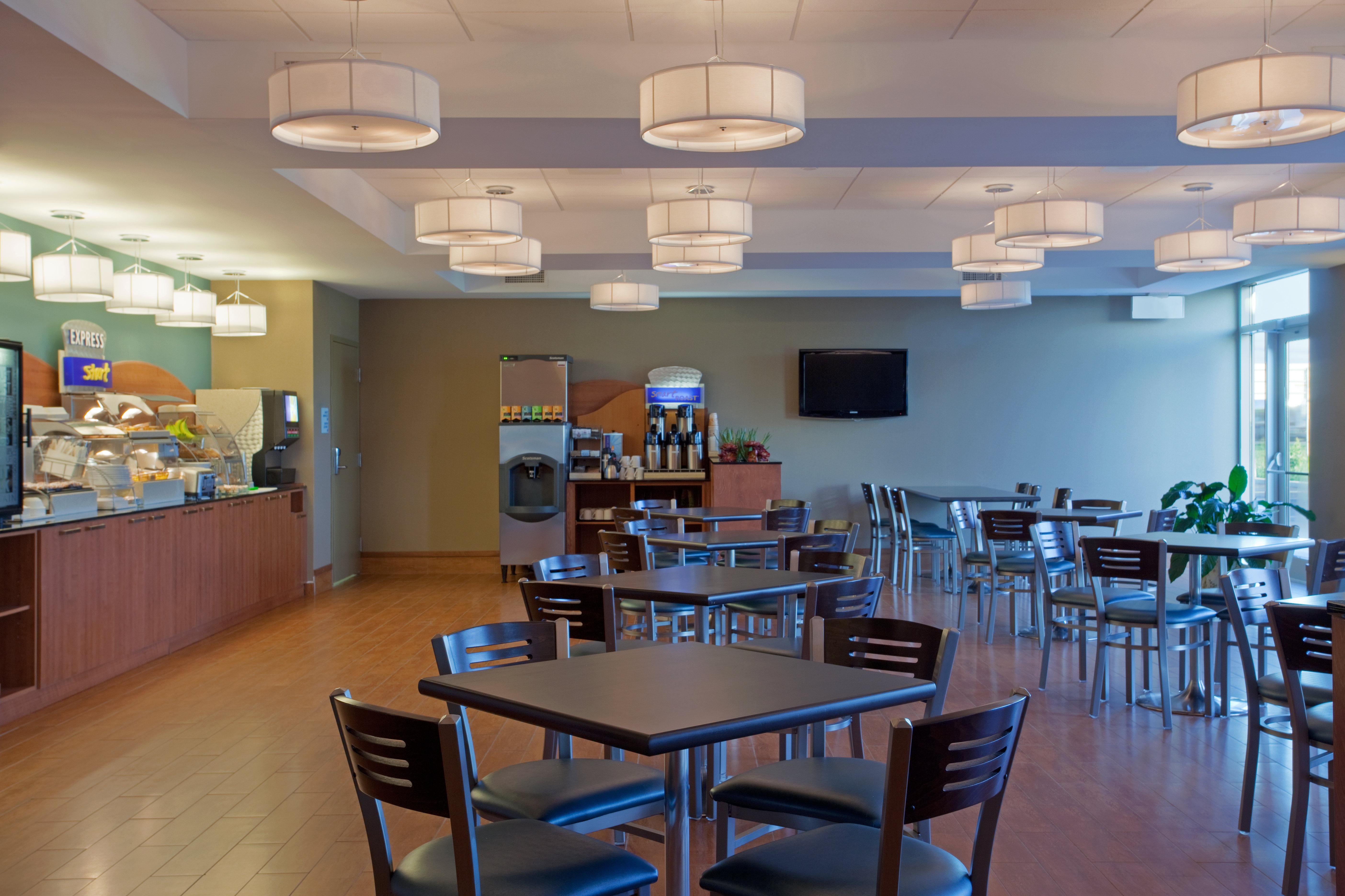 Holiday Inn Express Hotel & Suites Saint - Hyacinthe By Ihg Bagian luar foto