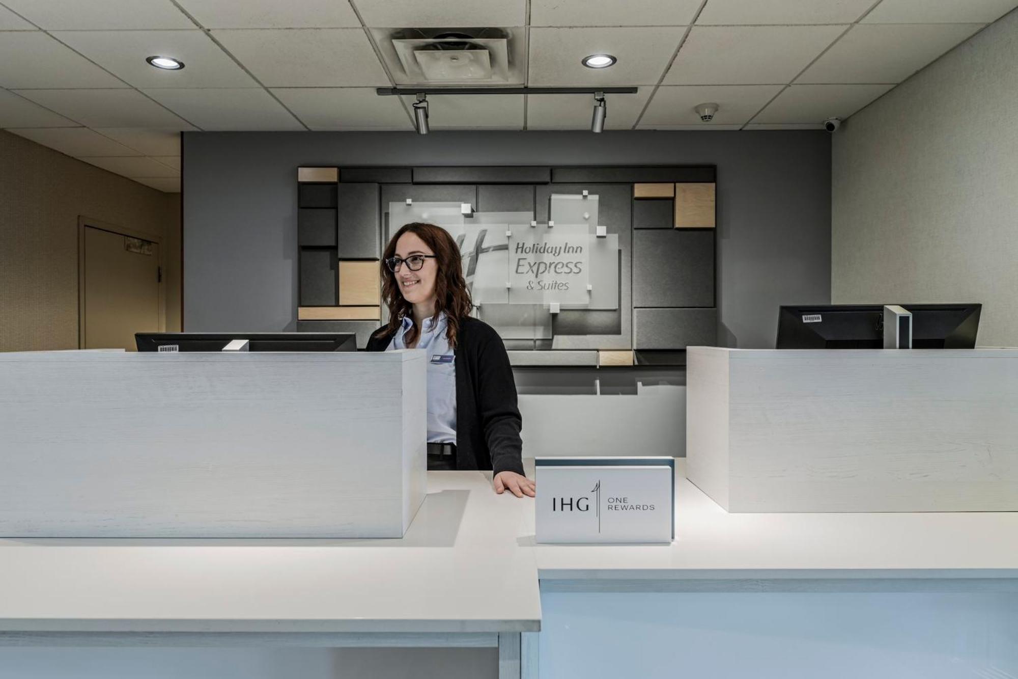 Holiday Inn Express Hotel & Suites Saint - Hyacinthe By Ihg Bagian luar foto