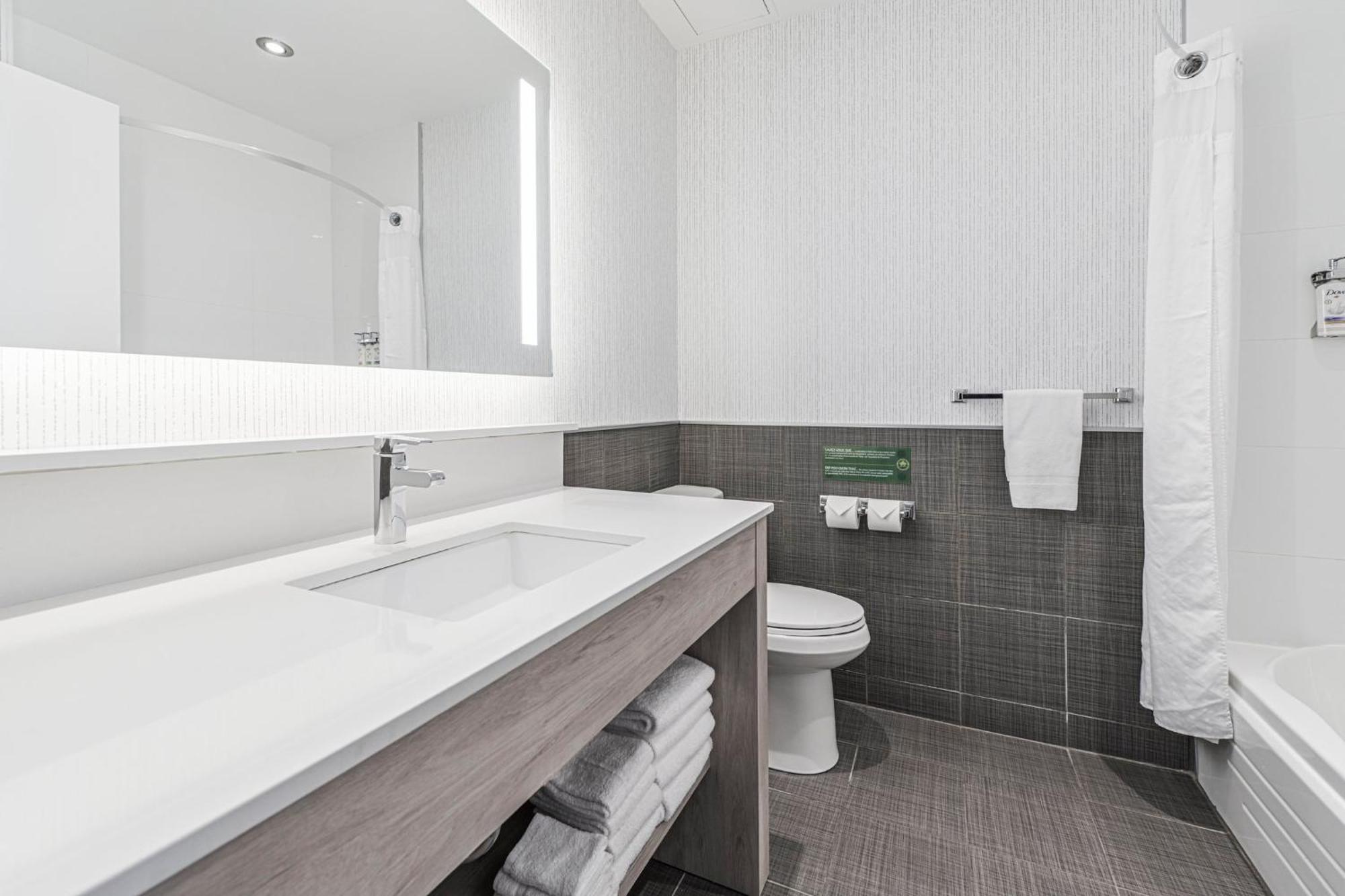 Holiday Inn Express Hotel & Suites Saint - Hyacinthe By Ihg Bagian luar foto