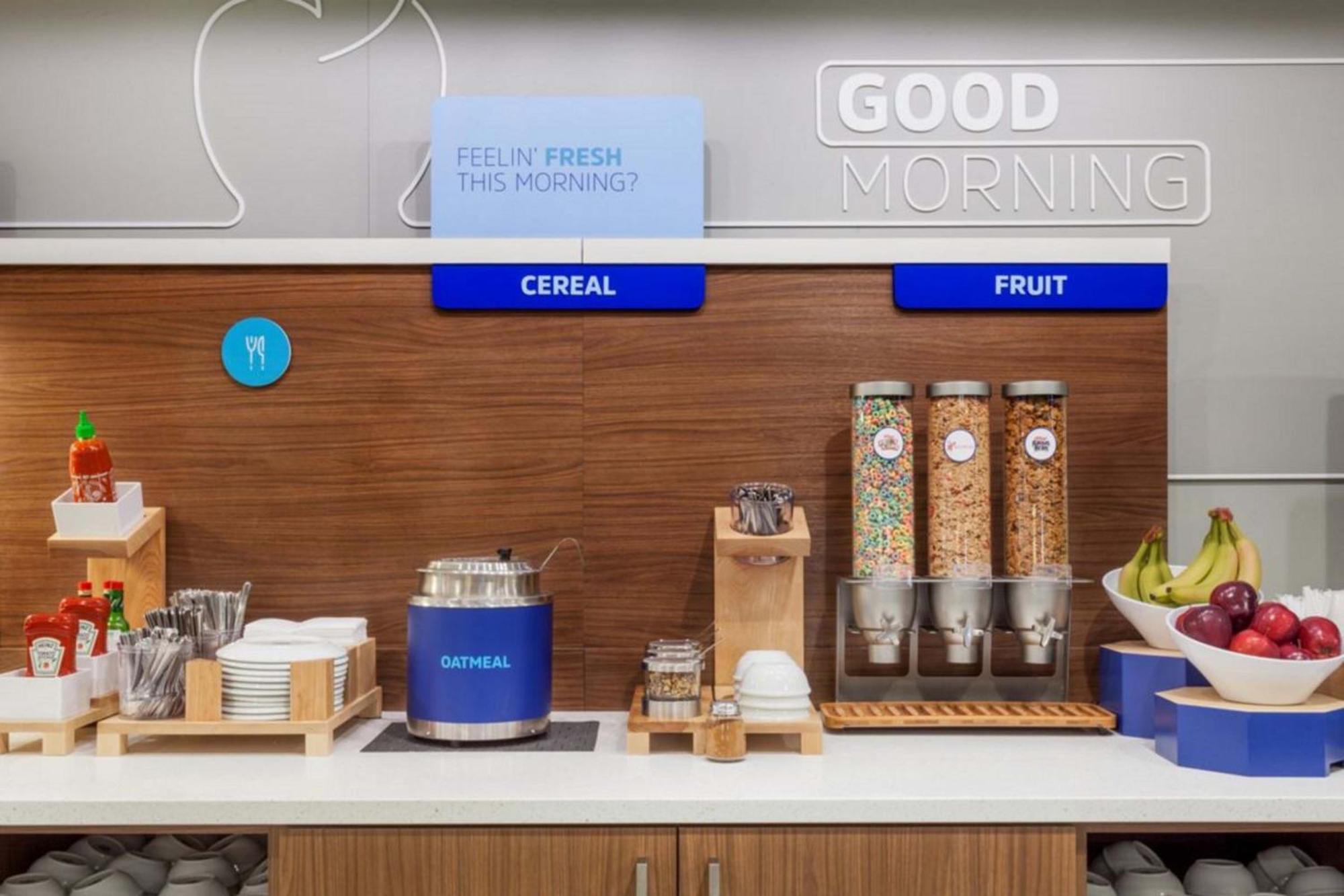 Holiday Inn Express Hotel & Suites Saint - Hyacinthe By Ihg Bagian luar foto