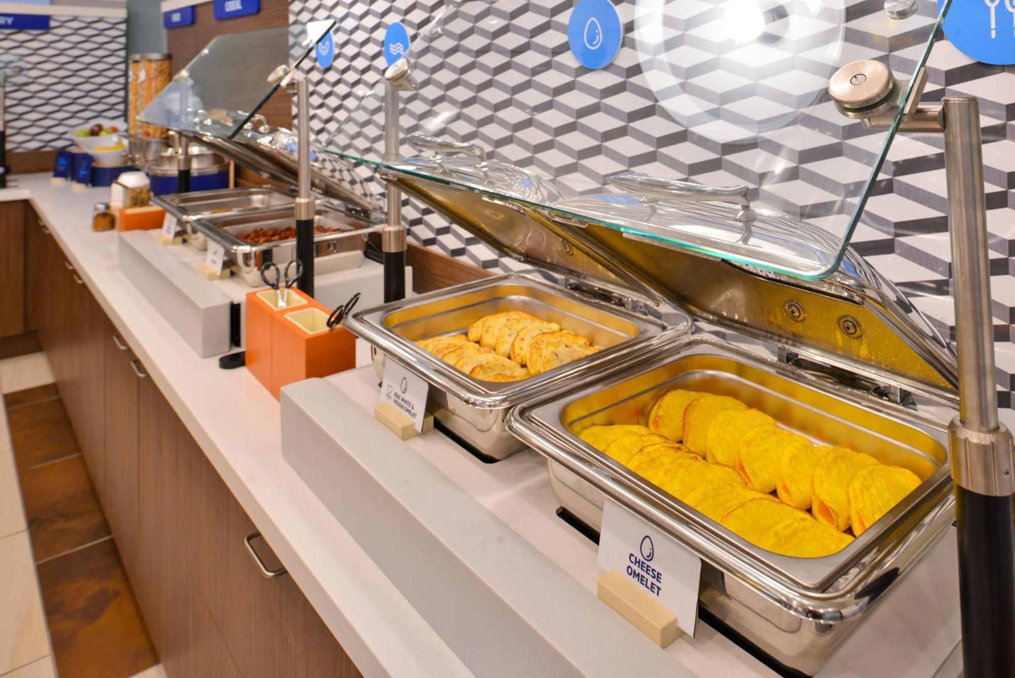 Holiday Inn Express Hotel & Suites Saint - Hyacinthe By Ihg Bagian luar foto