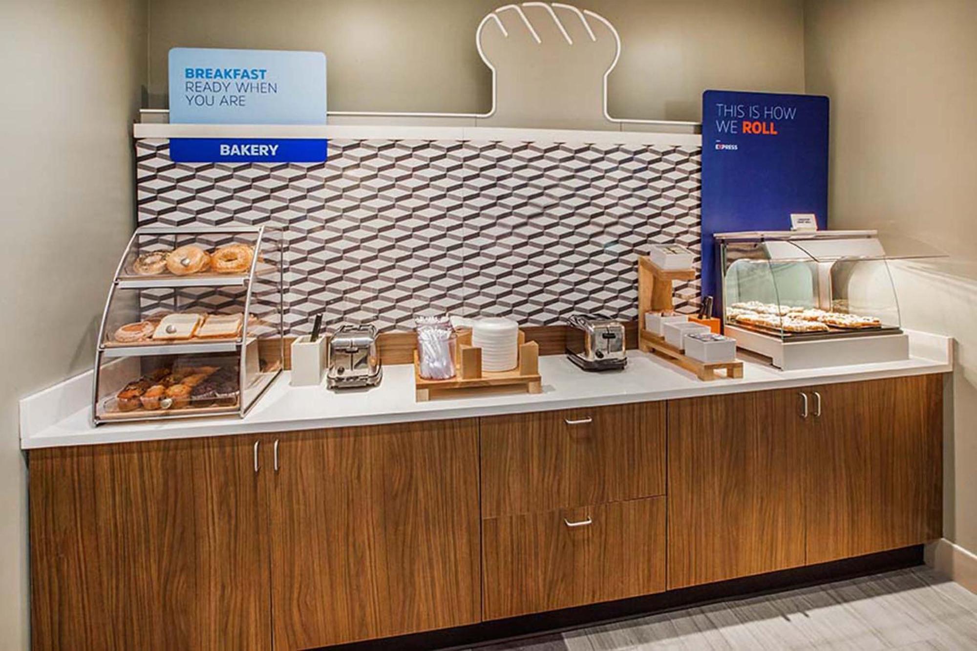 Holiday Inn Express Hotel & Suites Saint - Hyacinthe By Ihg Bagian luar foto