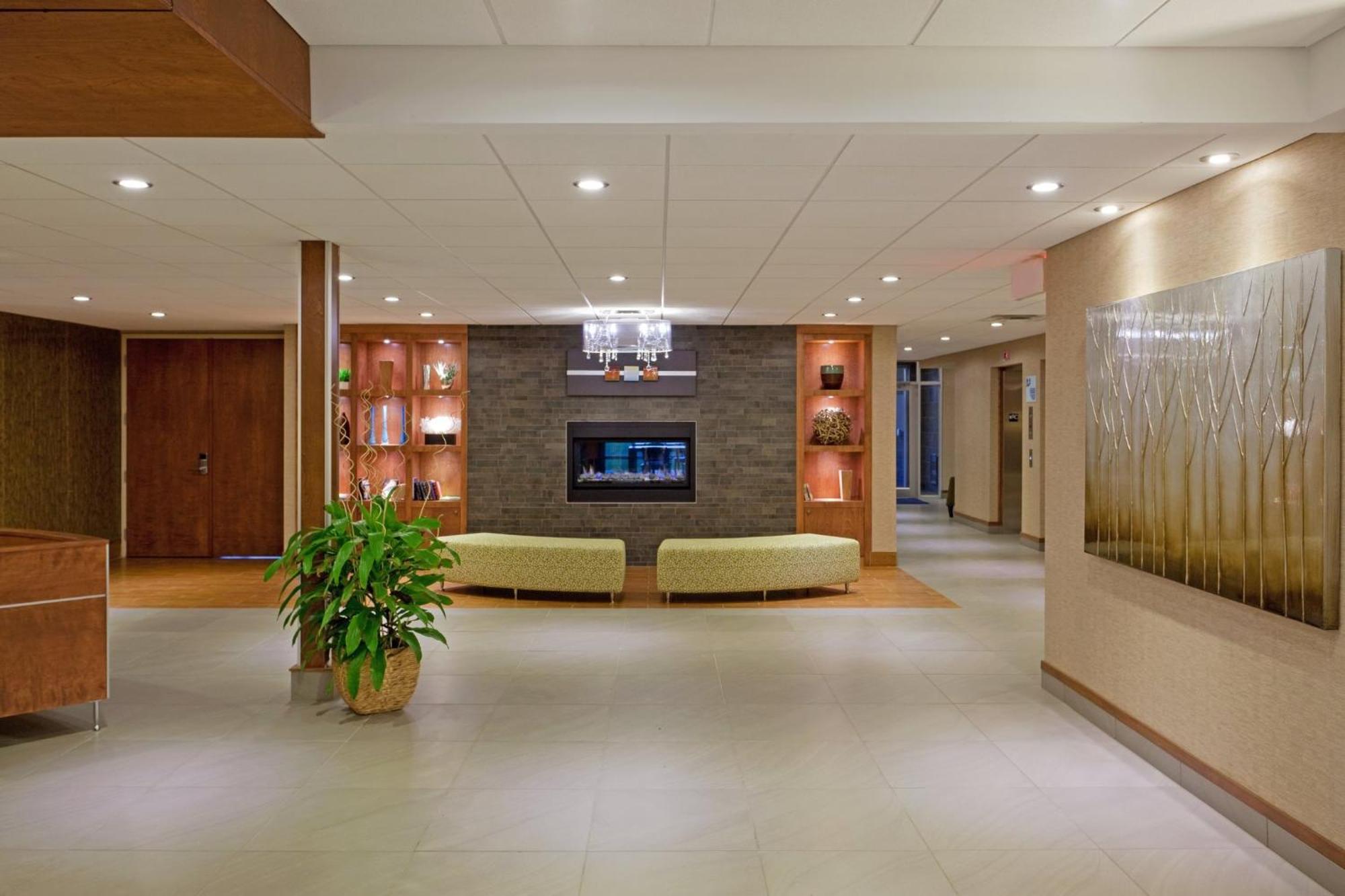 Holiday Inn Express Hotel & Suites Saint - Hyacinthe By Ihg Bagian luar foto