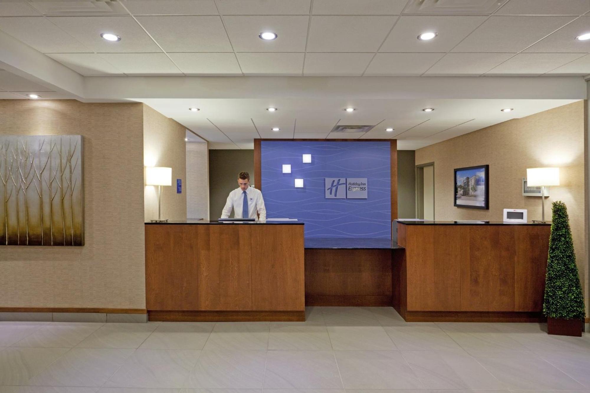 Holiday Inn Express Hotel & Suites Saint - Hyacinthe By Ihg Bagian luar foto