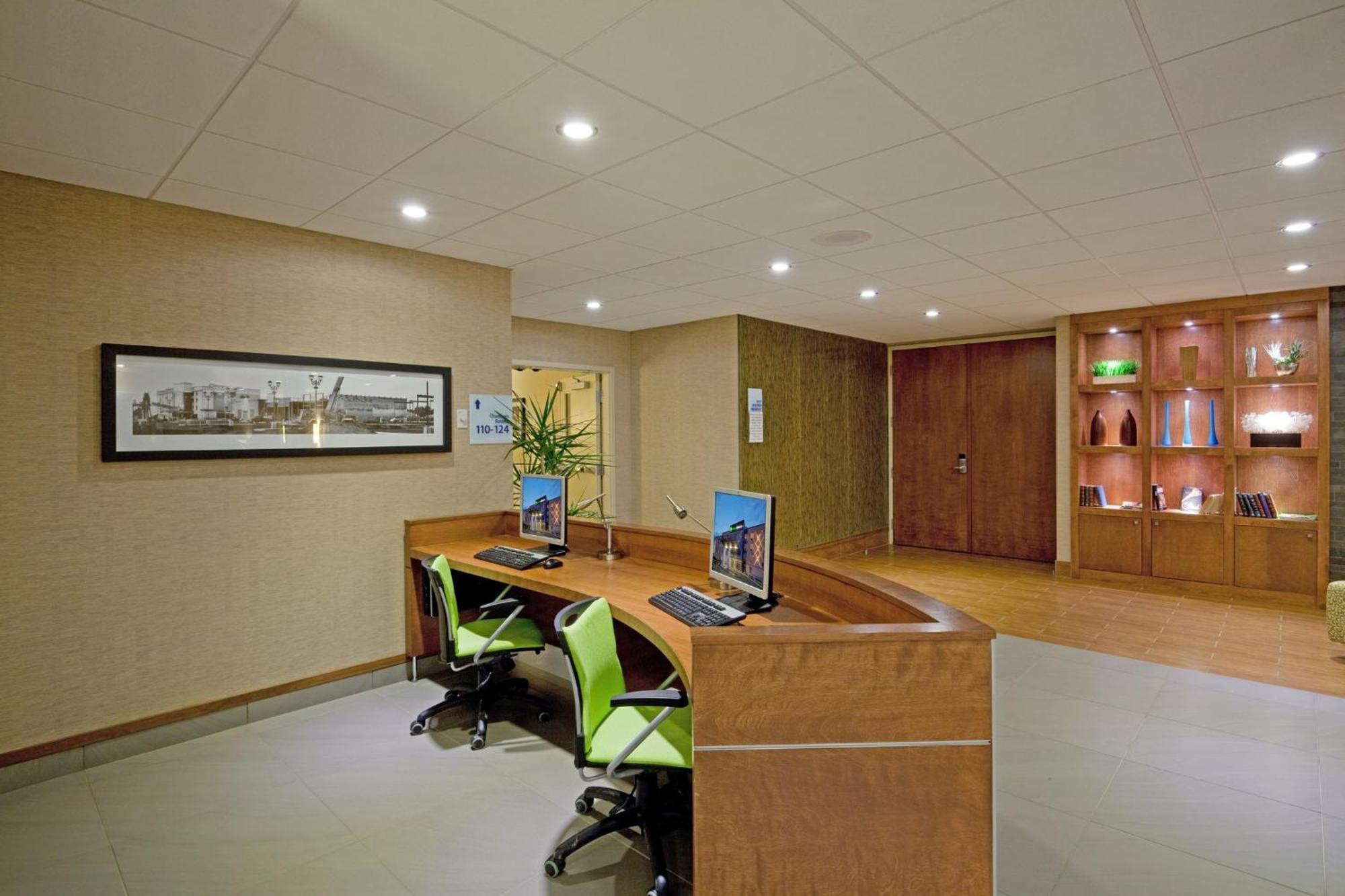 Holiday Inn Express Hotel & Suites Saint - Hyacinthe By Ihg Bagian luar foto