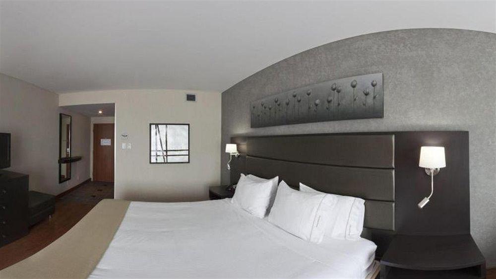 Holiday Inn Express Hotel & Suites Saint - Hyacinthe By Ihg Bagian luar foto
