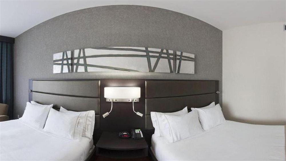 Holiday Inn Express Hotel & Suites Saint - Hyacinthe By Ihg Bagian luar foto